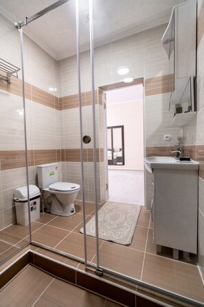 Shower, rainfall showerhead, free toiletries, hair dryer - MIxx Hotel (Karakol)