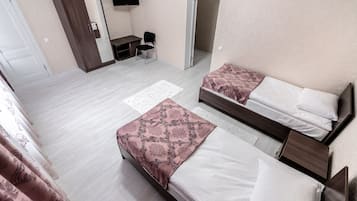 舒適雙床房 | 書桌、手提電腦工作空間、免費 Wi-Fi