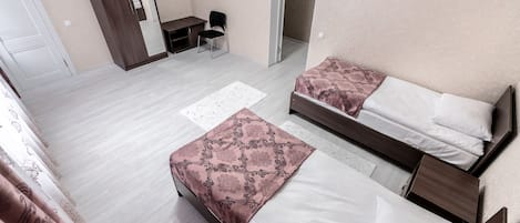 コンフォート ツインルーム | デスク、ノートパソコン用作業スペース、WiFi (無料)