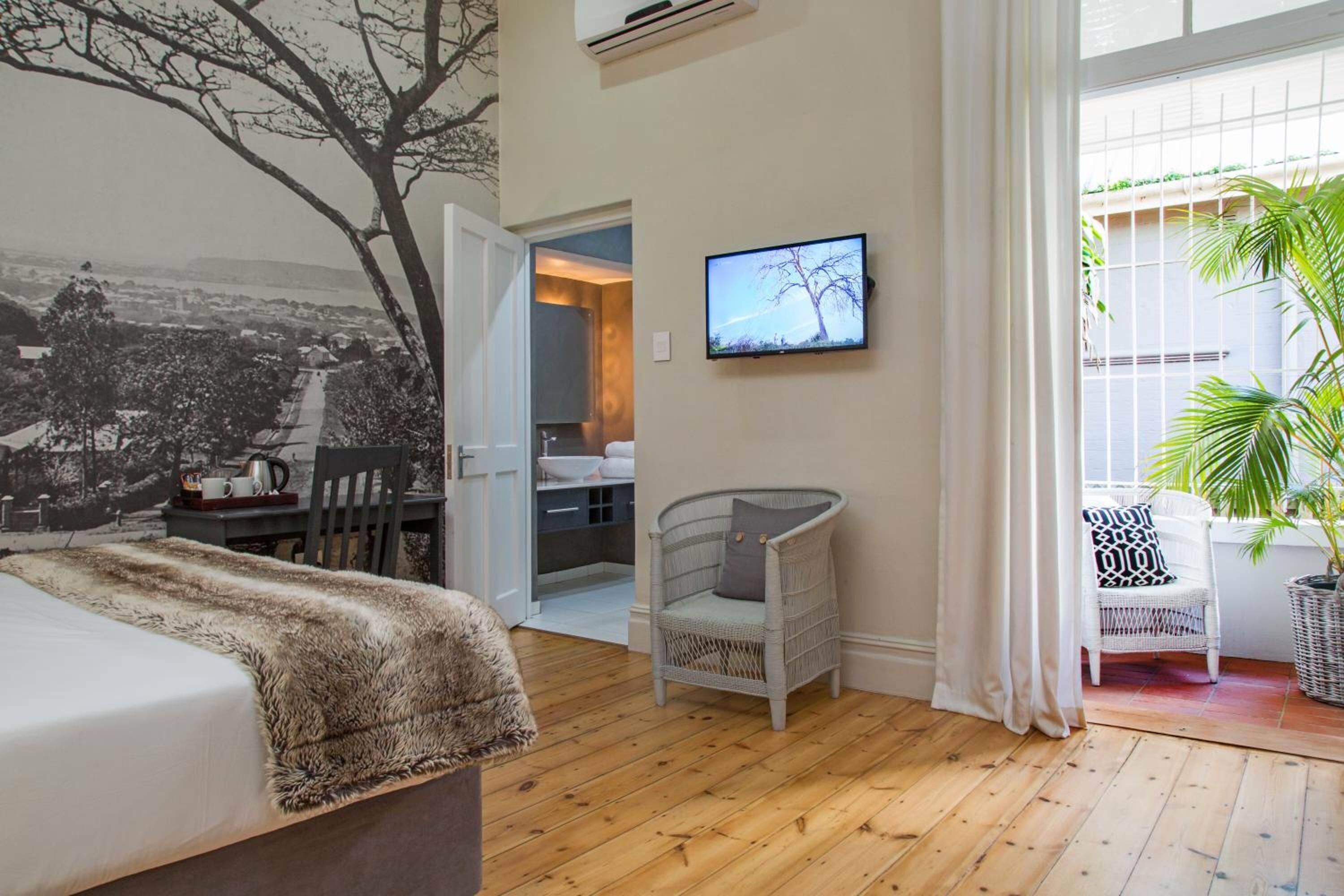 Työpöytä, pimennysverhot, äänieristys, vuodevaatteet