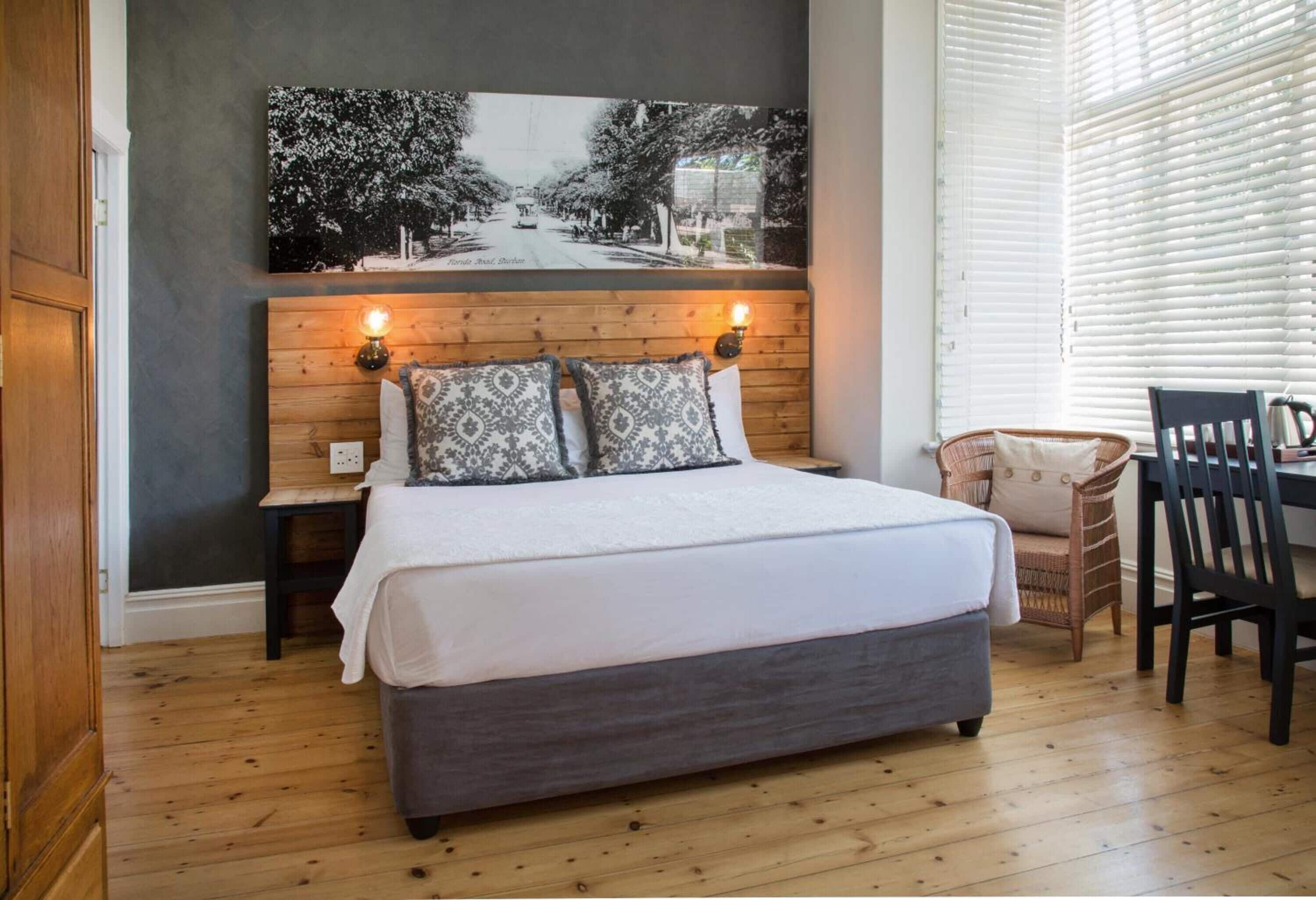 Skrivbord, mörkläggningsgardiner, ljudisolering och sängkläder