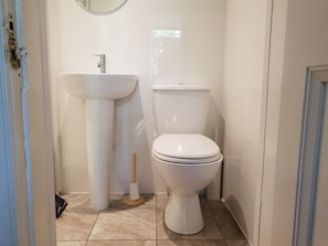 Appartement Ville | Salle de bain | Douche, douche à « effet pluie », sèche-cheveux, serviettes fournies