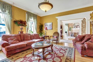 Interior - The Patriot House Near Hersheypark, LVC, Mt. Gretna, Renaissance Faire!!!! (Annville)