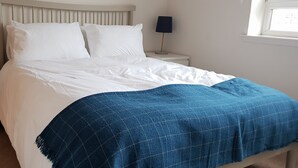 City Apartment - Quiet Modern 2 bed 2 bath with elevator (Edinburgh)