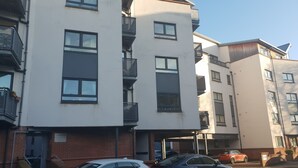 Exterior - Quiet Modern 2 bed 2 bath with elevator (Edinburgh)