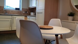 City Apartment | In-room dining - Quiet Modern 2 bed 2 bath with elevator (Edinburgh)