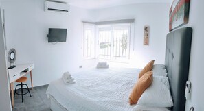 4 bedrooms, iron/ironing board, free WiFi, bed sheets - Detached villa private pool and sea views (Sotogrande)