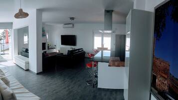 TV connectée, cheminée, livres