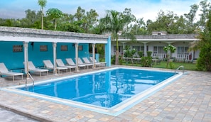 Una piscina al aire libre