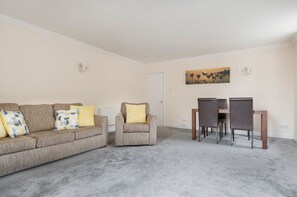 Appartement Ville | Aire de séjour | Téléviseur connecté de 50 po avec télévision numérique, téléviseur