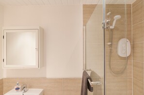 City-Apartment | Badezimmer | Duschwanne, Haartrockner, Handtücher, Seife