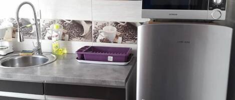 冷蔵庫、電子レンジ、コーヒー / ティーメーカー、トースター