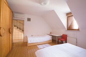 2 quartos, escrivaninha, ferros/tábuas de passar roupa