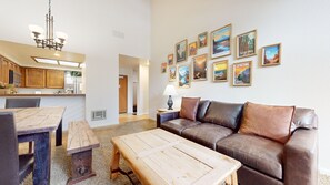 Condo, 1 habitación | Área de sala de estar | Smart TV 