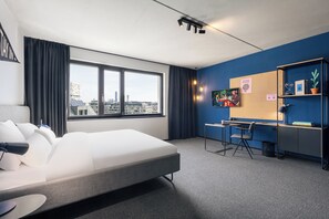 In-room safe, desk, laptop workspace, soundproofing - The Social Hub Vienna (Vienna)