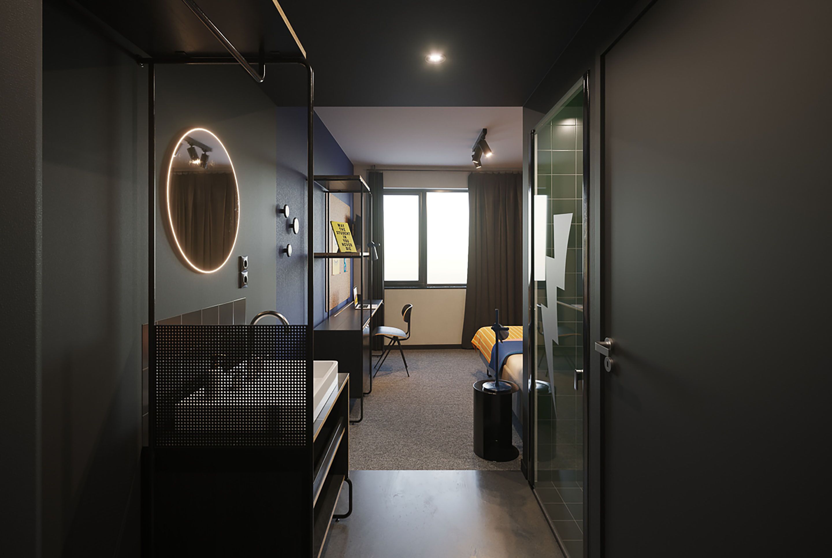 Habitación de hotel moderna con cabina de ducha de vidrio, un escritorio con silla, cama con manta azul y un amplio ventanal que proporciona luz natural.