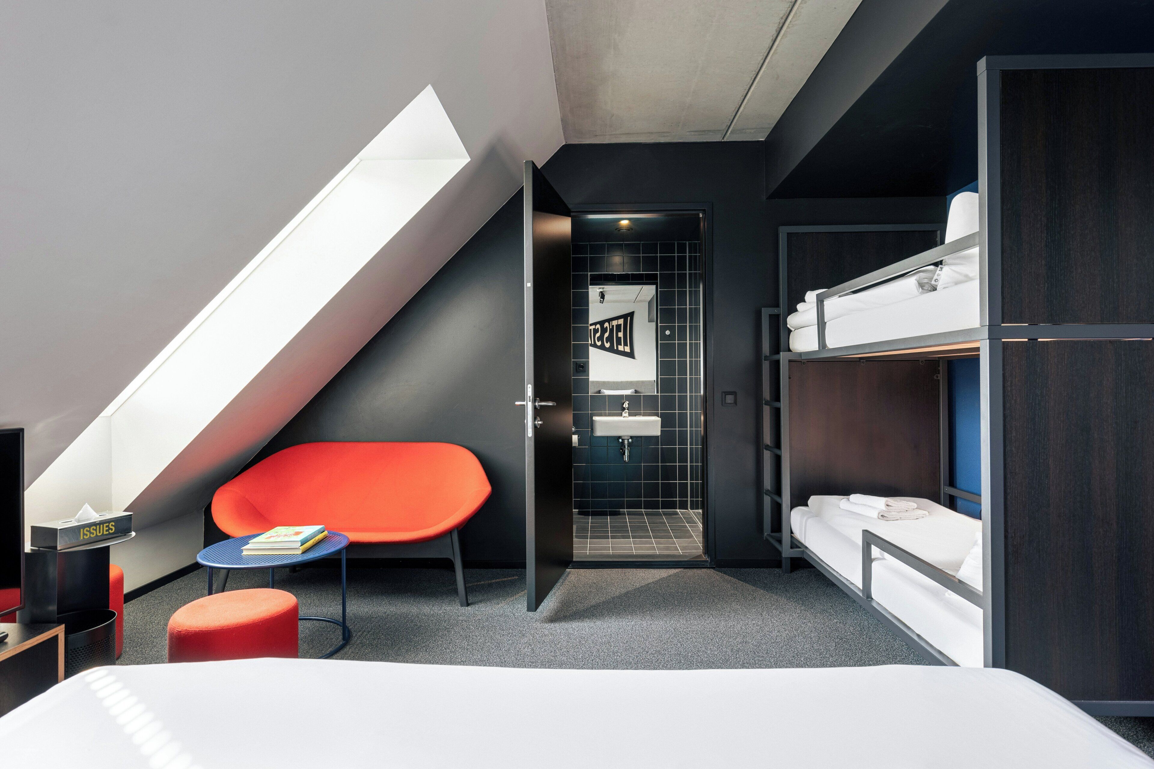 Een kluis op de kamer, een bureau, een laptopwerkplek