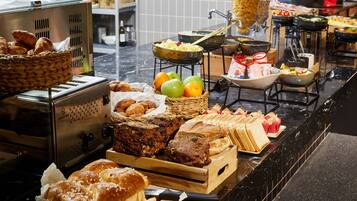 Daily continental breakfast (EUR 19.5 per person)