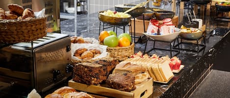 Daily continental breakfast (EUR 19.5 per person)