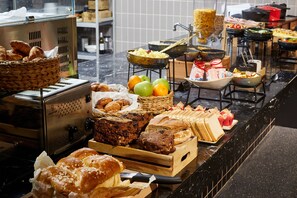 Colazione continentale, servita tutte le mattine (19.5 EUR a persona) 