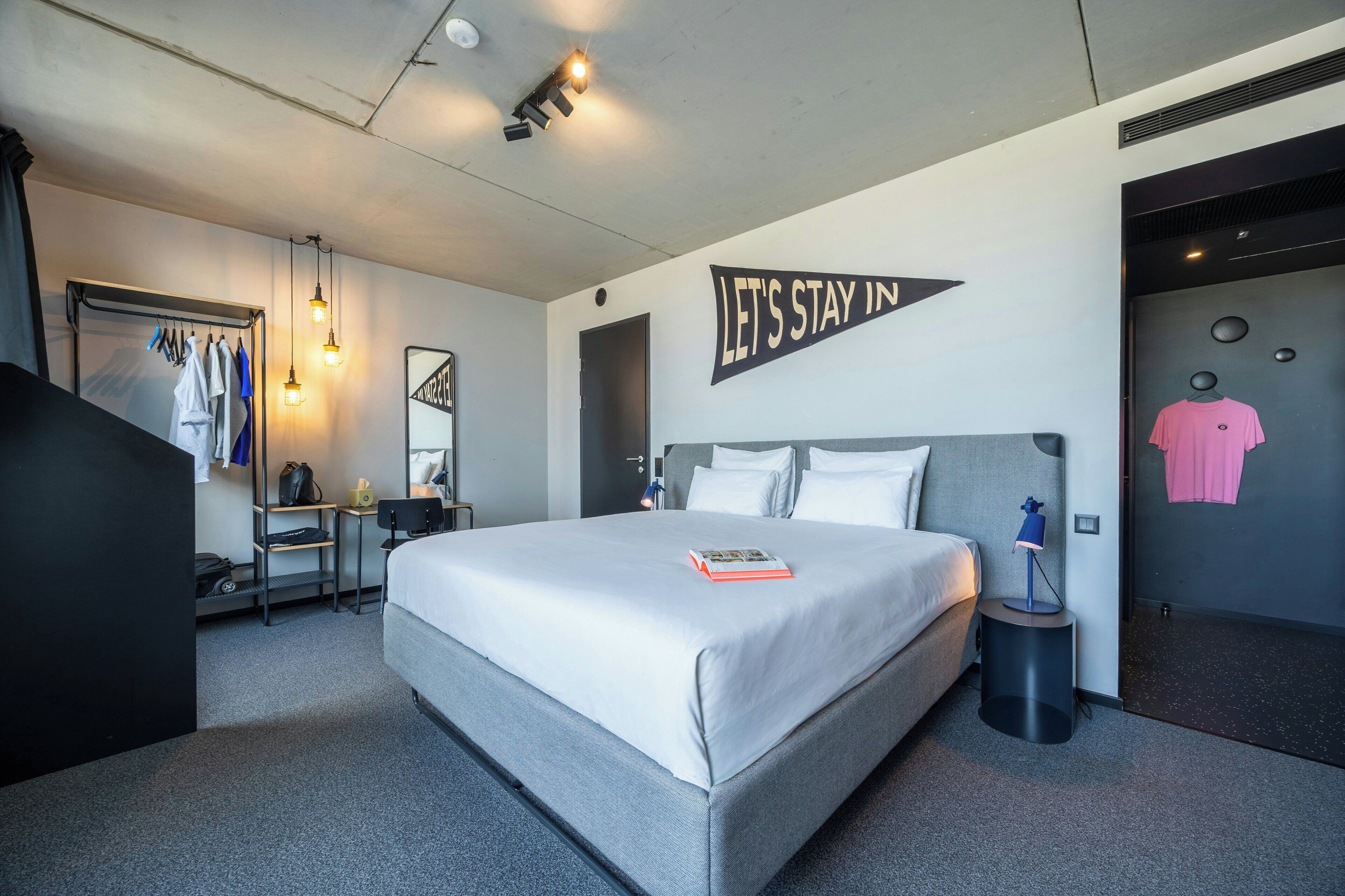 Deluxe studio | Een kluis op de kamer, een bureau, een laptopwerkplek