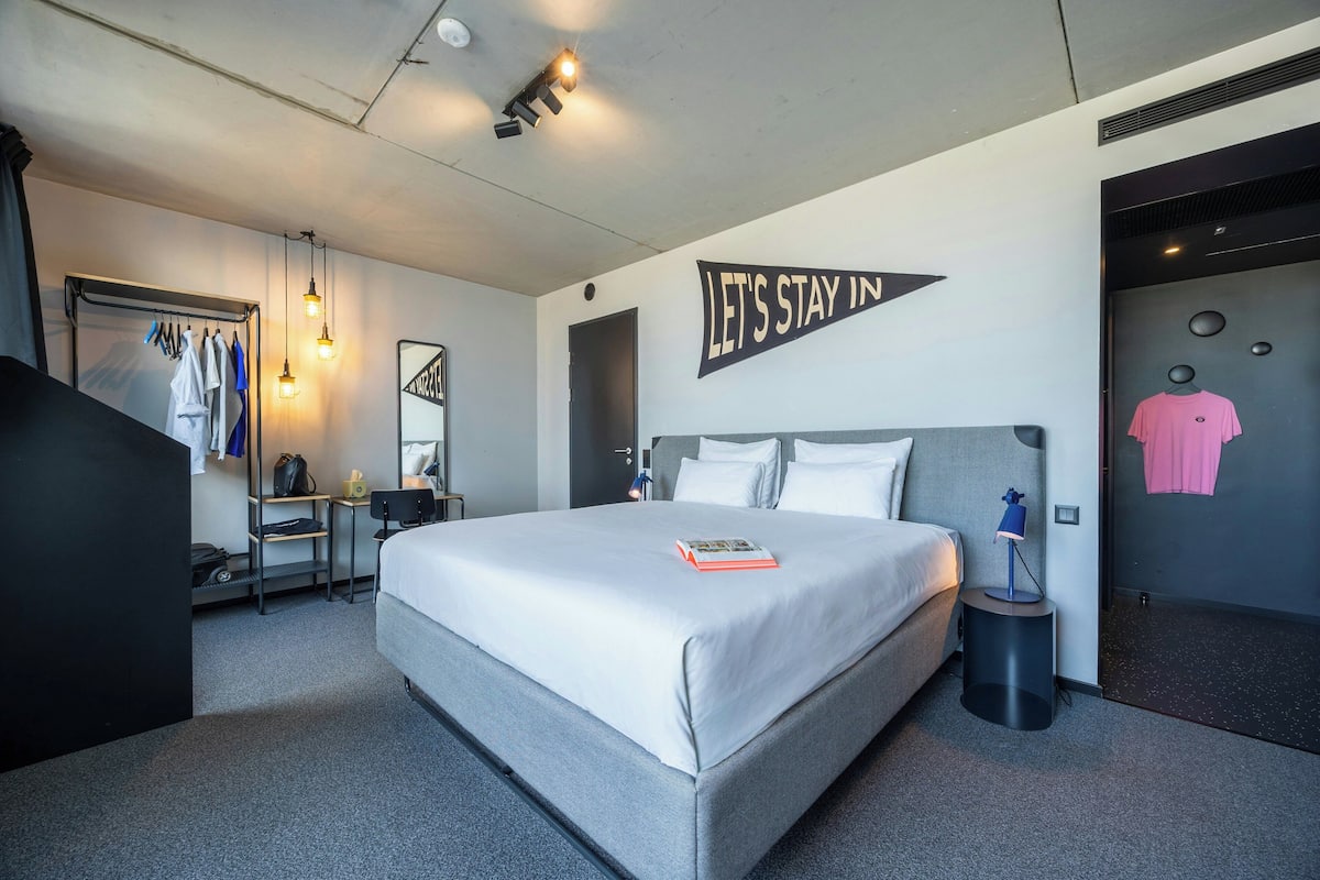 Deluxe Studio | In-room safe, desk, laptop workspace, soundproofing