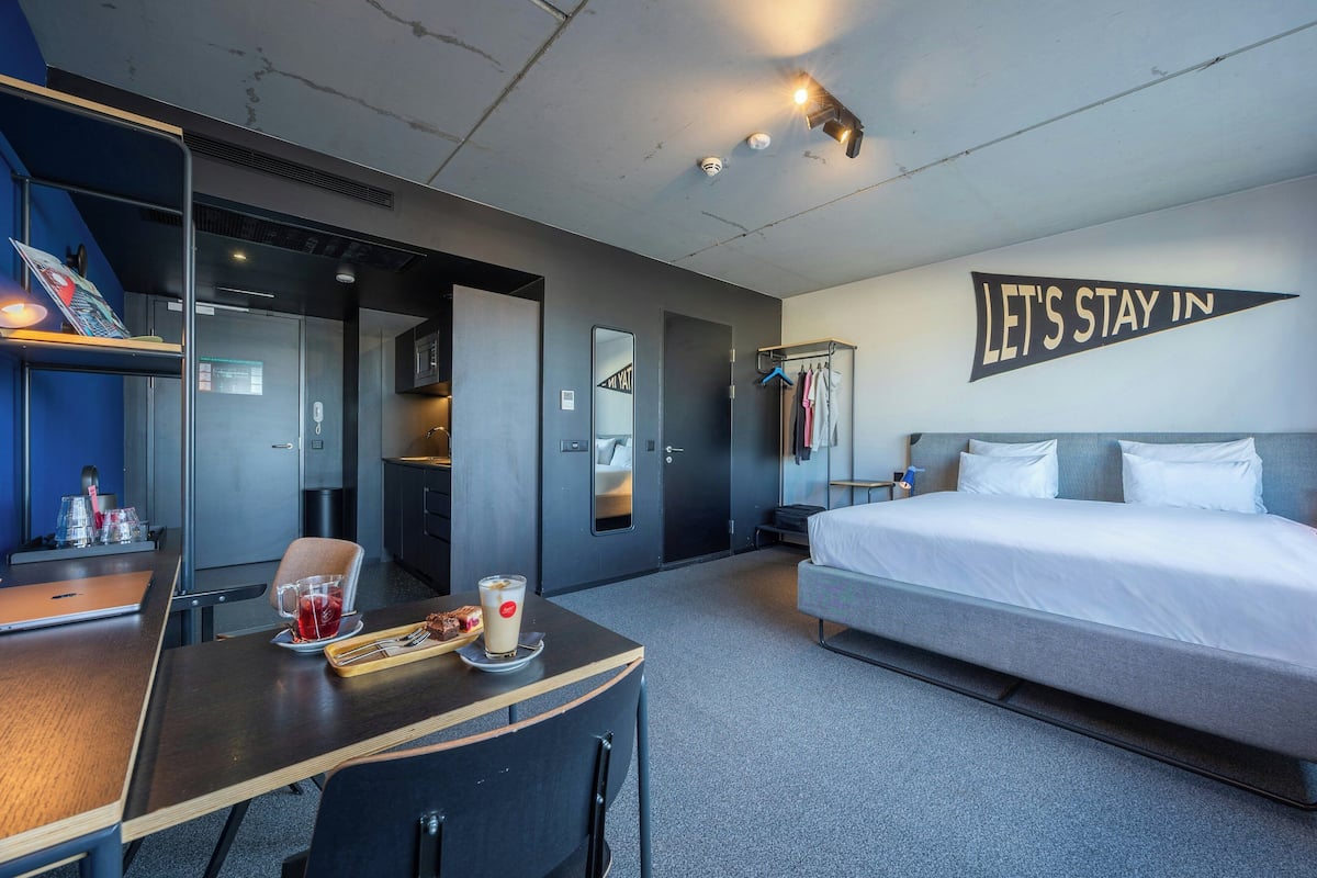 Executive Studio | In-room safe, desk, laptop workspace, soundproofing