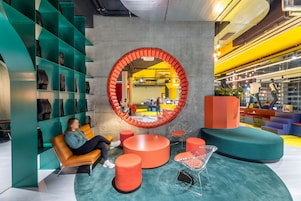 Área de estar no saguão