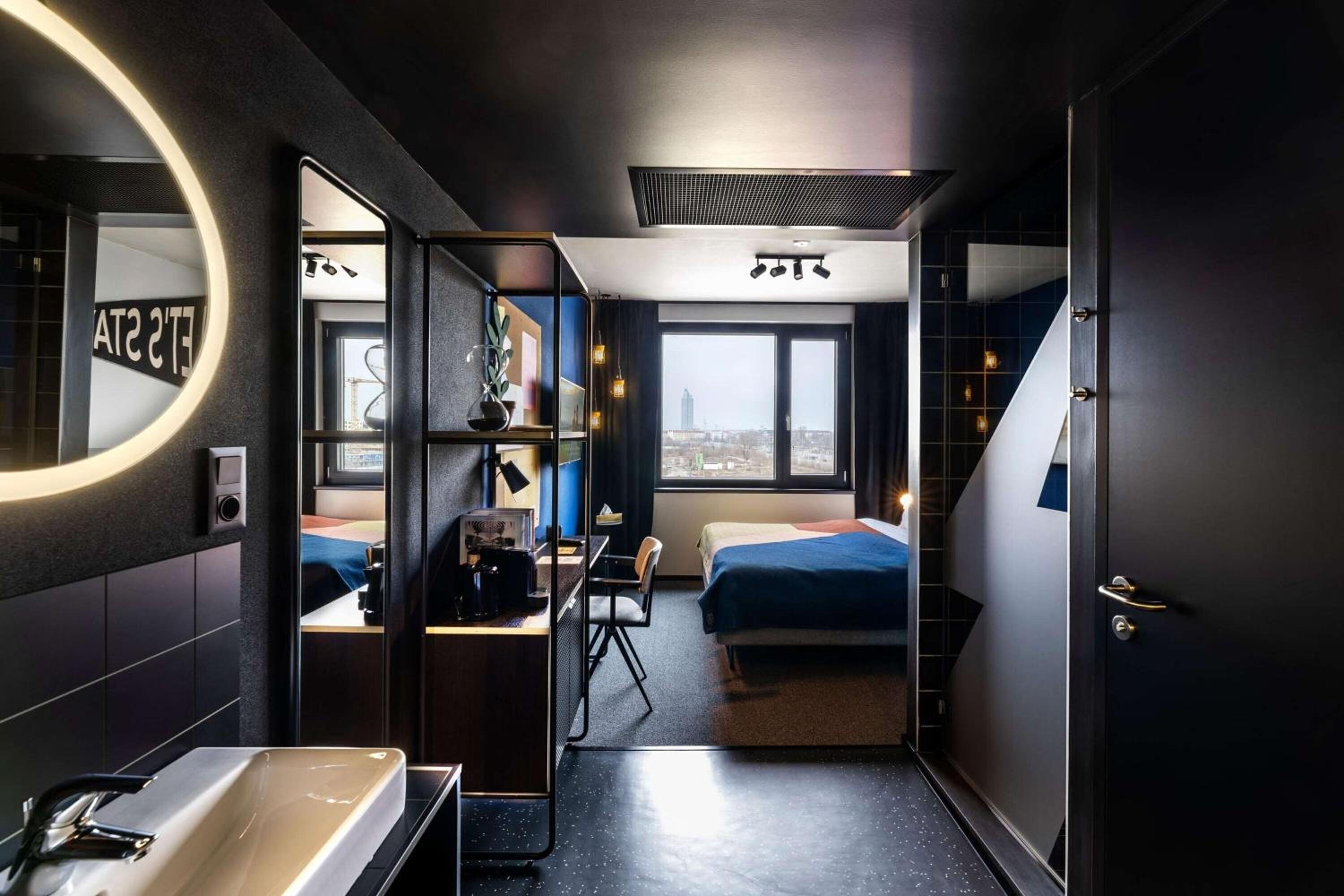 房內夾萬、書桌、手提電腦工作空間、隔音