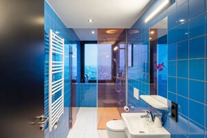 Playroom | Banheiro | Chuveiro, chuveiro com efeito de chuva, produtos de toalete grátis 