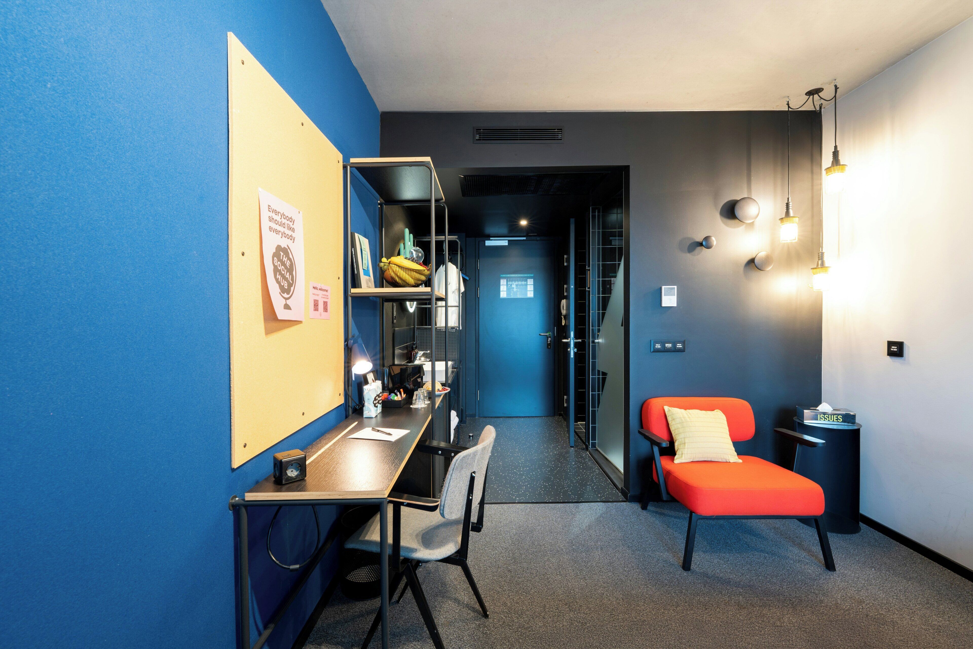 Tomannsrom – standard | Safe på rommet, skrivebord, skrivebord for bærbar PC og lydisolert
