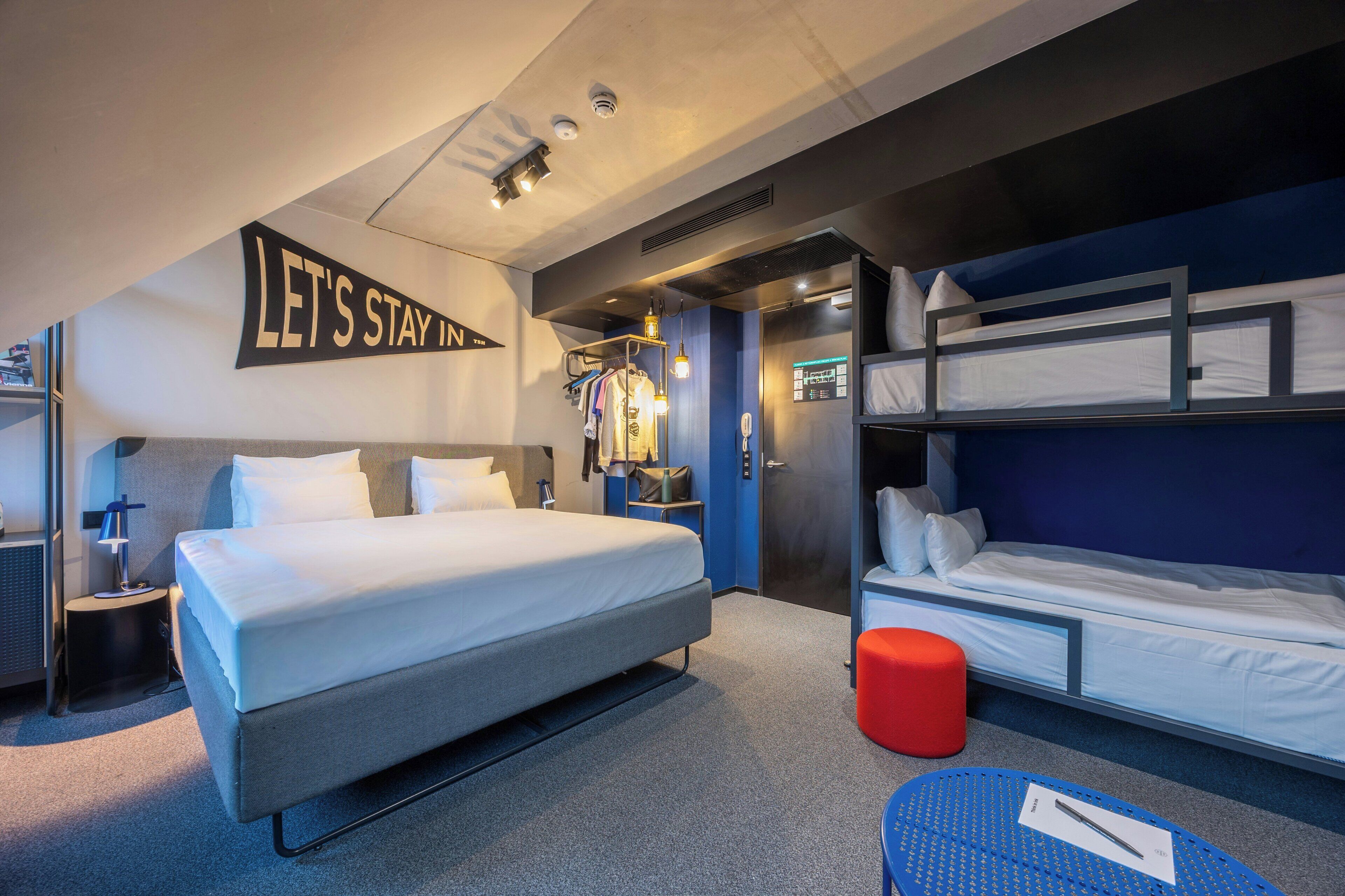 Quadrupla familiare | Una cassaforte in camera, una scrivania, postazione laptop