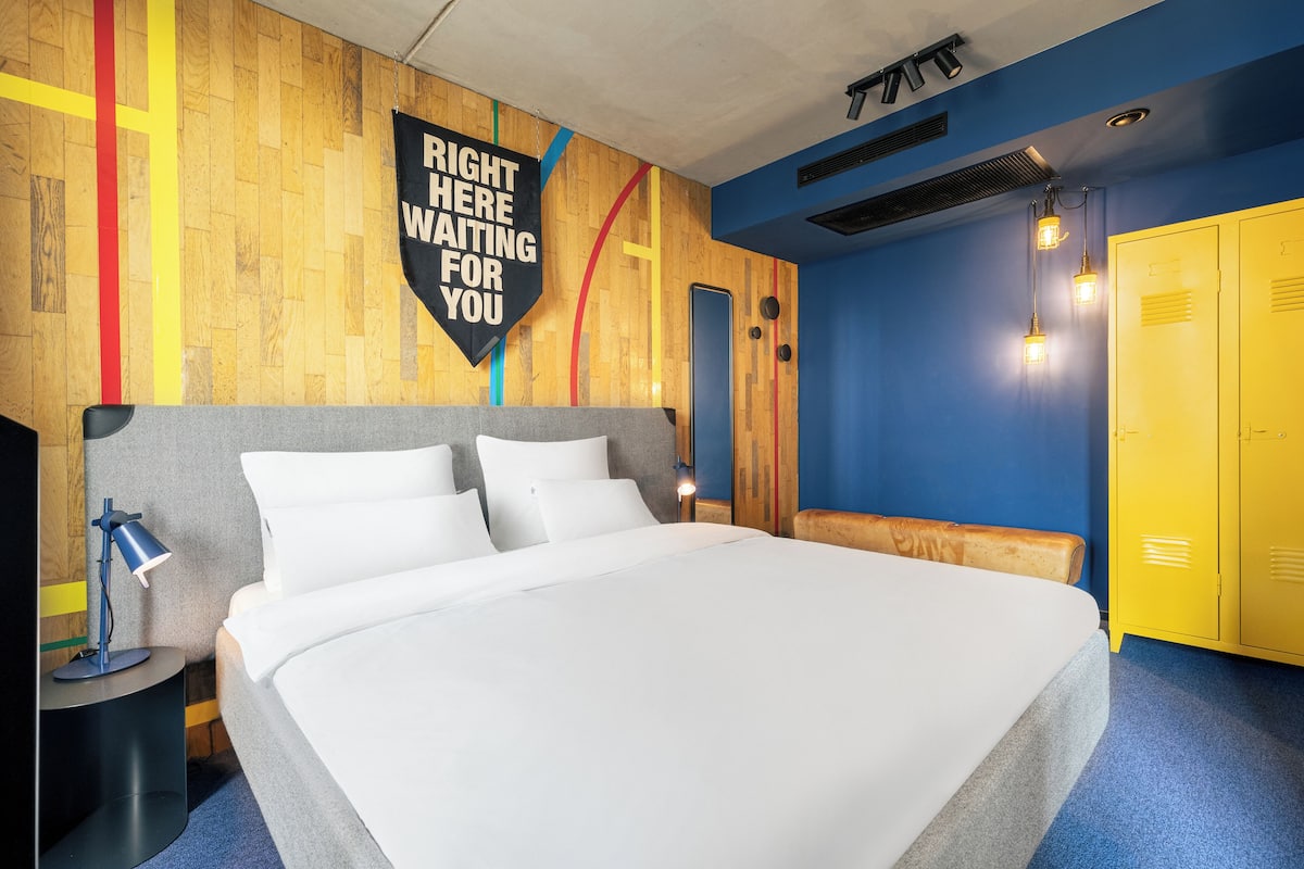 Retro Room | In-room safe, desk, laptop workspace, soundproofing