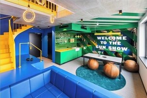 Retro Room | Área de estar | Smart TV 42 polegadas com canais via satélite, TV, pebolim