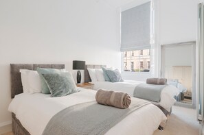 Appartement Ville | 3 chambres, décor unique, ameublement unique, fer et planche à repasser