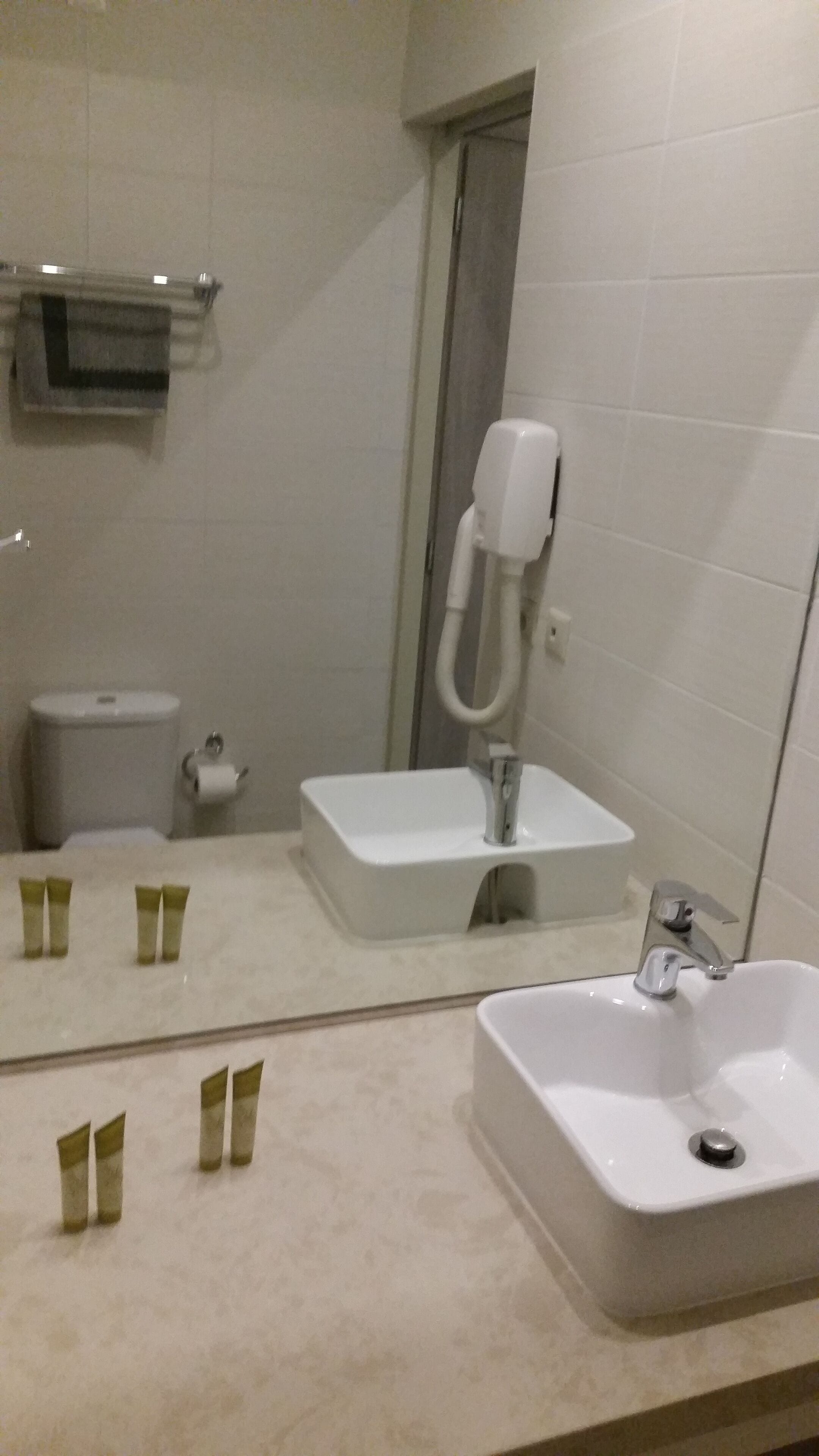 Eenpersoonskamer | Badkamer | Een douche, gratis toiletartikelen, een haardroger, handdoeken