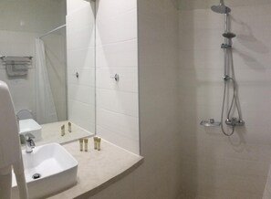 Douche, articles de toilette gratuits, sèche-cheveux