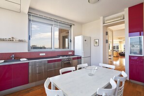 Fridge, microwave, oven, stovetop