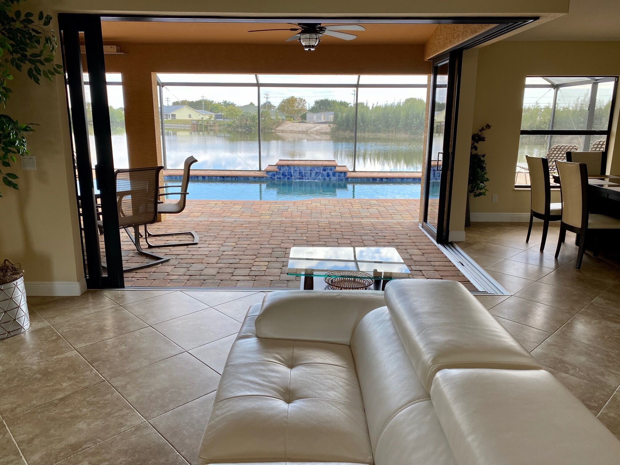 Televisión y oficina 