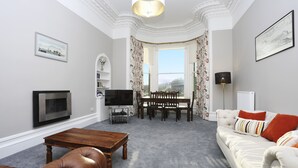 City Apartment | Living room | 37-inch Smart TV with digital channels, TV - Murrayfield View (Edinburgh)