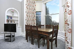 City Apartment | In-room dining