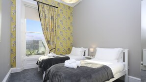 City Apartment | 3 bedrooms, iron/ironing board, cots/infant beds, free WiFi - Murrayfield View (Edinburgh)