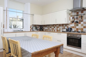 City Apartment | Private kitchen | Full-sized fridge, microwave, oven, dishwasher
