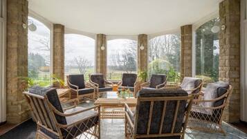 Deluxe Double Room, Ensuite | Living area