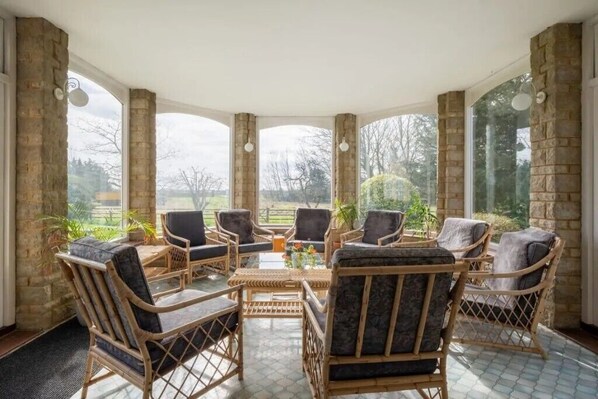 Habitación doble Deluxe, baño en la habitación | Área de sala de estar