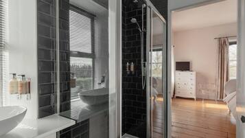 Chambre Double Deluxe, salle de bains attenante | Salle de bain | Articles de toilette gratuits, sèche-cheveux