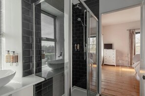 Deluxe-Doppelzimmer, mit Bad | Badezimmer | Kostenlose Toilettenartikel, Haartrockner, Fußbodenheizung (Badezimmer)