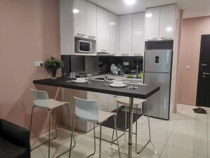 Estudio básico | Cocina privada | Refrigerador con congelador, microondas y parrilla de estufa 