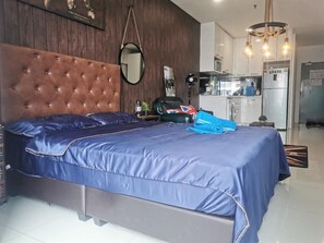 Estudio clásico | Decoración personalizada, muebles diferentes y escritorio 