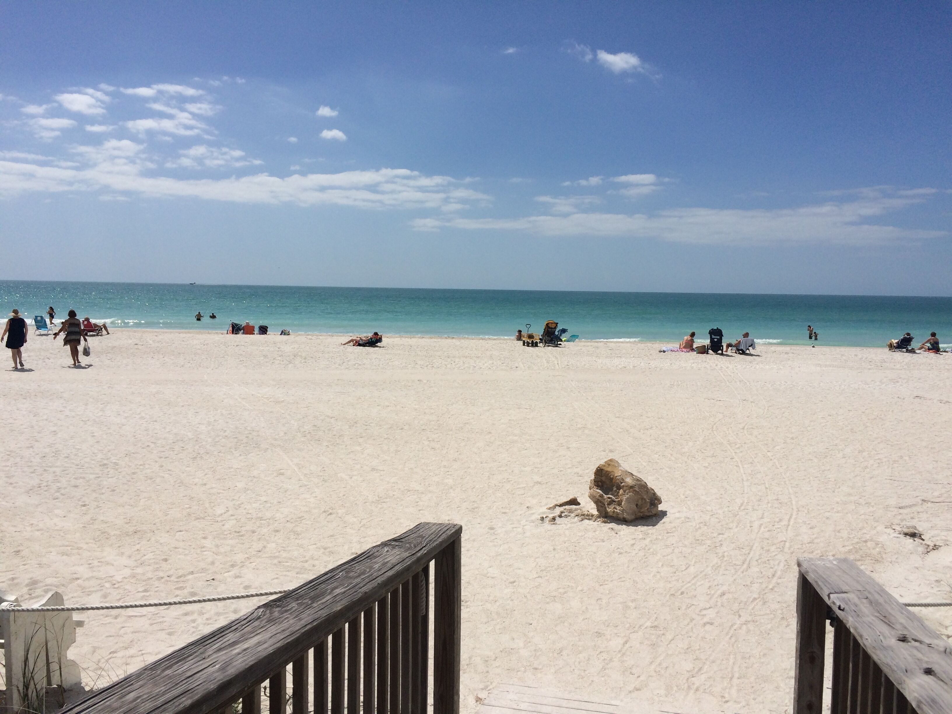 Vlak bij het strand, ligstoelen aan het strand, strandlakens